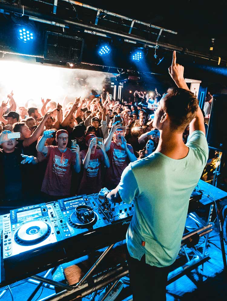 Deep House DJ's boeken mobiel
